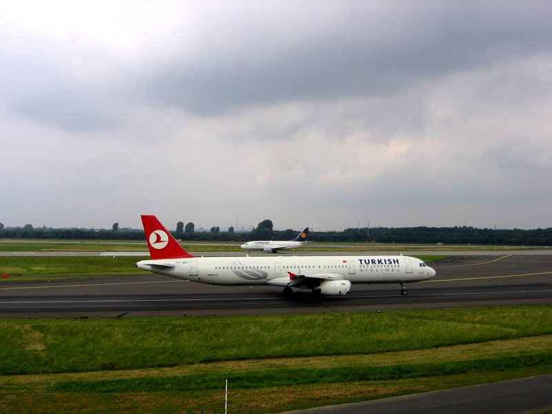 Ein Airbus A 321-200 der Turkish Airlines rollt in Richtung Startbahn auf der eine Boeing 737-300 der Lufthansa steht. Aufnahme vom 12.07.2007.