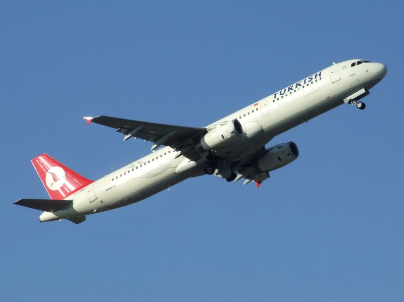 Ein Airbus A 321 der Turkish Airlines beim Start in Dsseldorf am 27.12.2008.