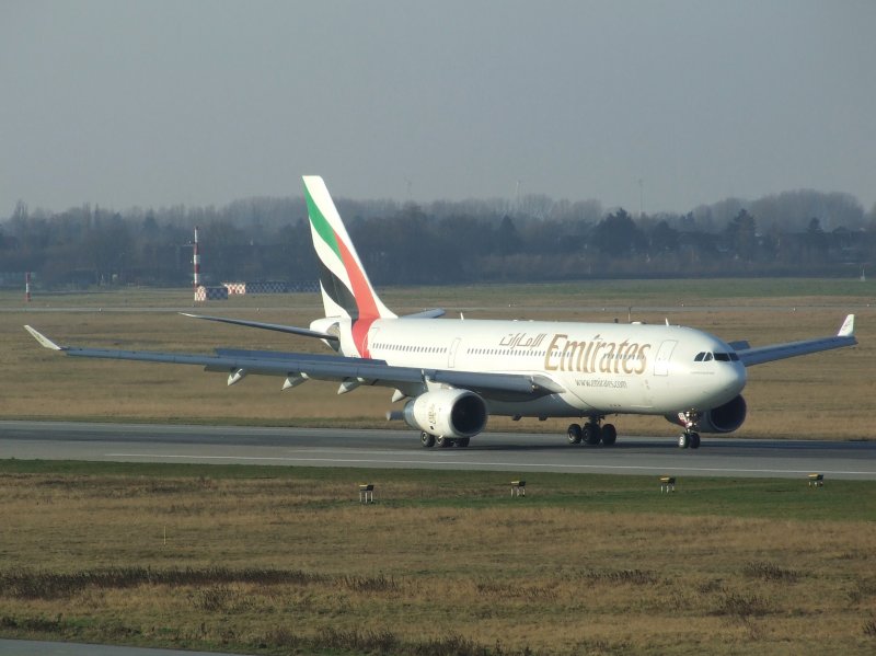 Ein Airbus A 330-200 der Emirates nach der Landung in Dsseldorf am 27.12.2008.