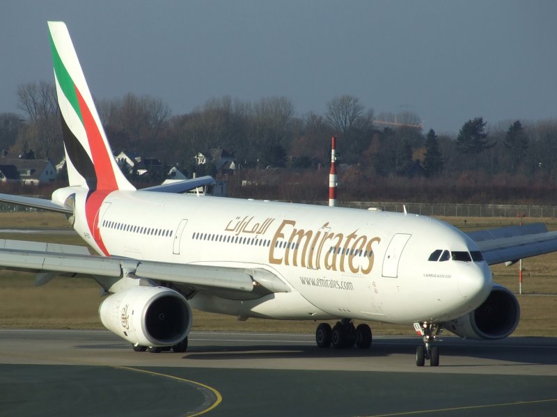 Ein Airbus A 330-200 der Emirates auf dem Rollfeld des Dsseldorfer Flughafens nach der Landung am 27.12.2008.