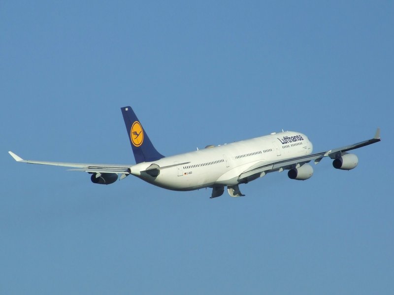 Ein Airbus A 340 der Lufthansa beim Schlieen der Fahrwerkklappen nach dem Start in Dsseldorf am 27.12.2008.