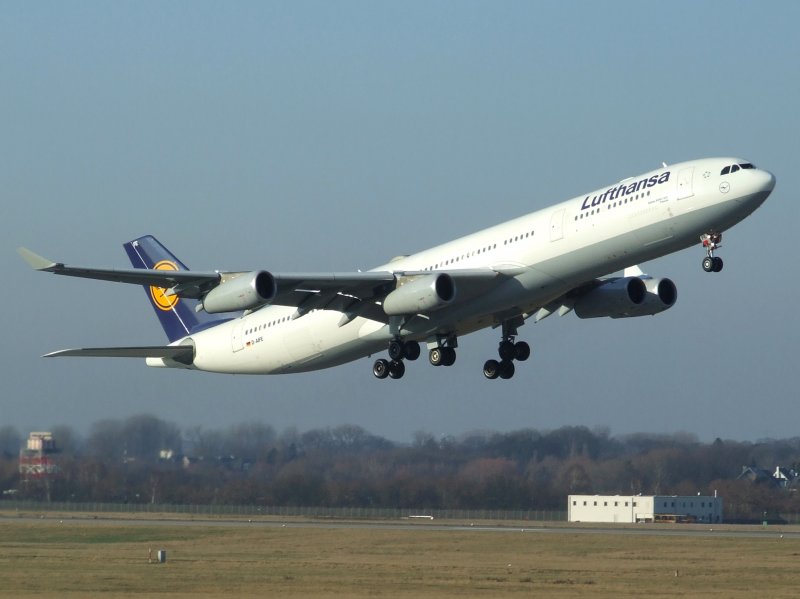Ein Airbus A 340 der Lufthansa verlsst Dsseldorf am 27.12.2008.