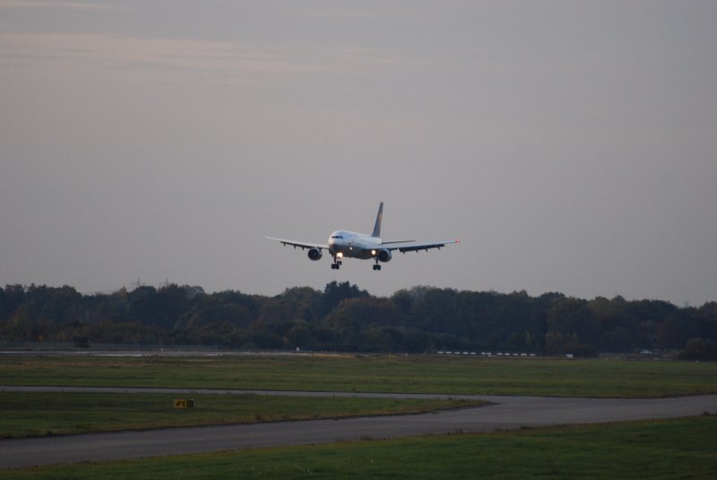 Ein Airbus A300-600 in Landeanflug auf Hamburg Fuhlsbttel am 23.10.08