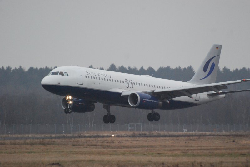 Ein Airbus A320 der Blue Wings kurz vor der Landung in Hamburg Fuhlsbttel am 29.01.09