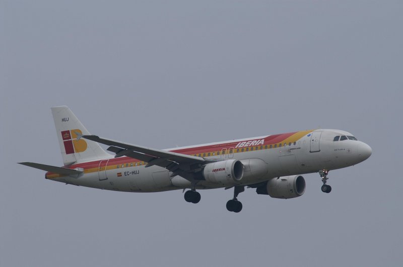 Ein Airbus A320 der Iberia mit der Kennung EC-HUJ aufgenommen am 04.04.09 am Zricher Flughafen.