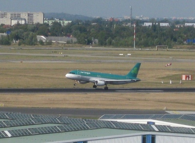 Ein Airbus A320 der irlndischen Fluggesellschaft Aer Lingus startet auf der Runway 07R des Berliner Flughafens Schnefeld (SXF)