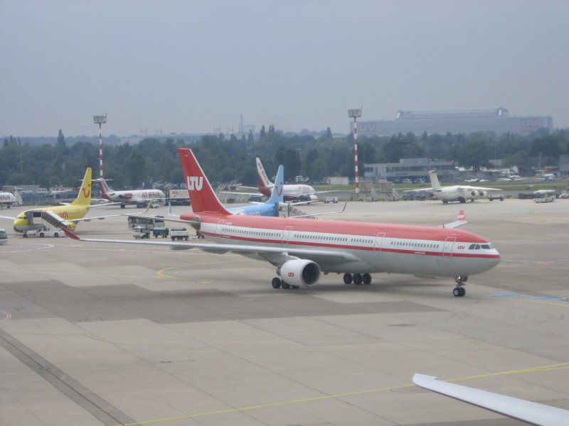Ein Airbus A330-300 der LTU ist gerade in Dsseldorf gelandet und ist auf dem weg zur Parkposition. Aufnahme vom 12.07.2007.