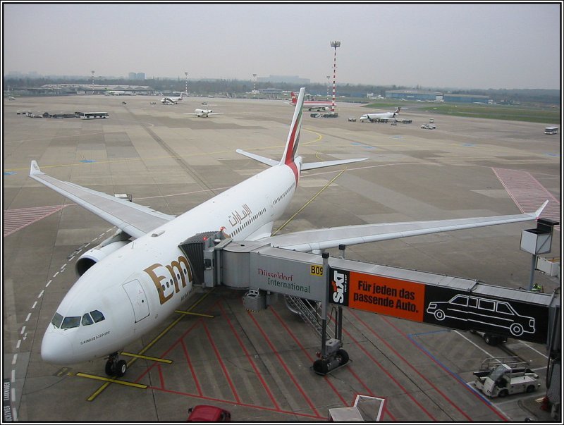 Ein Airbus vom Typ A330-200 der Emirates am 23.12.2006 auf dem Flughafen Dsseldorf.