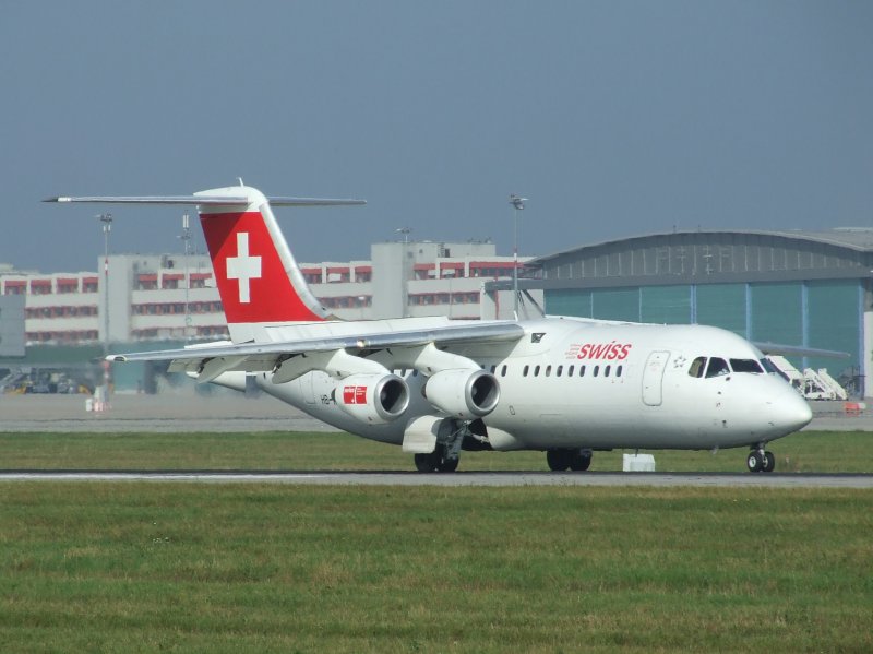 Ein Avro RJ 100 der SWISS bei der Landung in Stuttgart am Morgen des 30.08.2008.