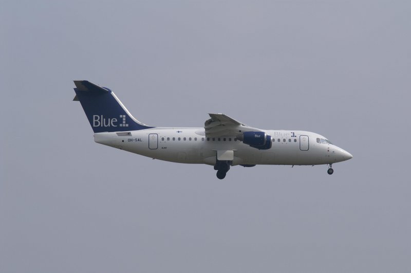 Ein Avro RJ-85 der Blue 1 mit der Kennung OH-SAL aufgenommen am 04.04.09 am Zricher Flughafen.