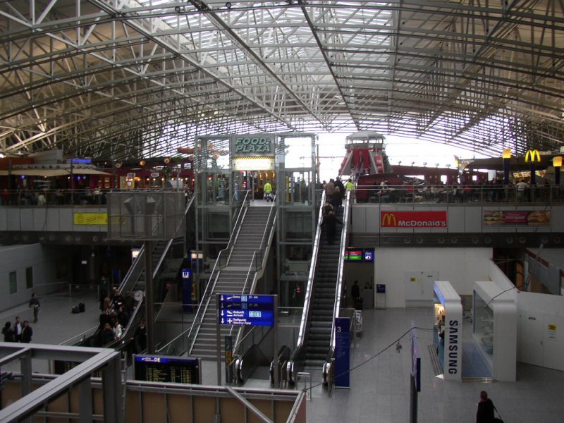 Ein Blcik in richtung Panoramafenster / Besucherterrasse. Frankfurt (Airport), 29.01.08!!!