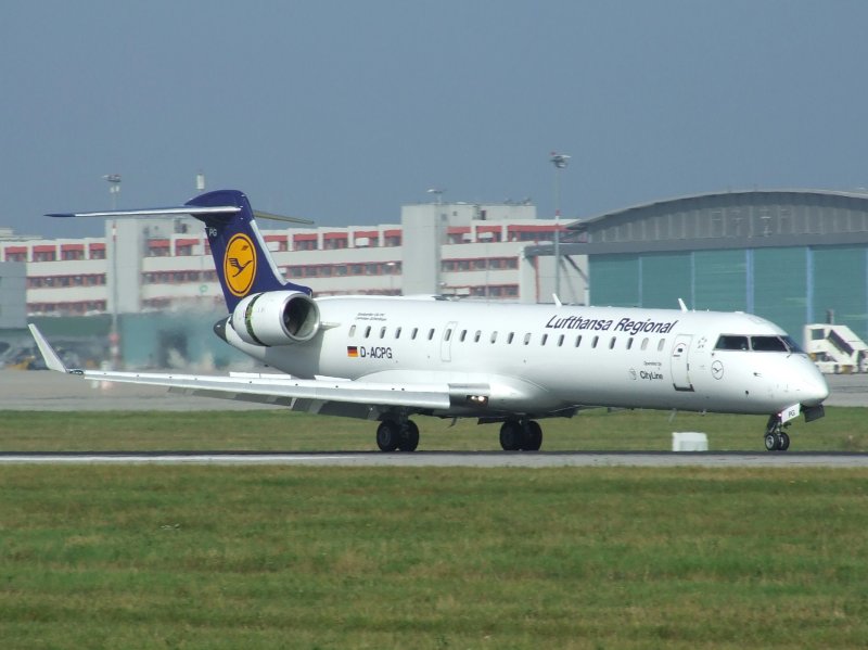 Ein Canadair Jet CRJ-701 der Lufthansa Regional City Line bei der Landung in Stuttgart am 30.08.2008.