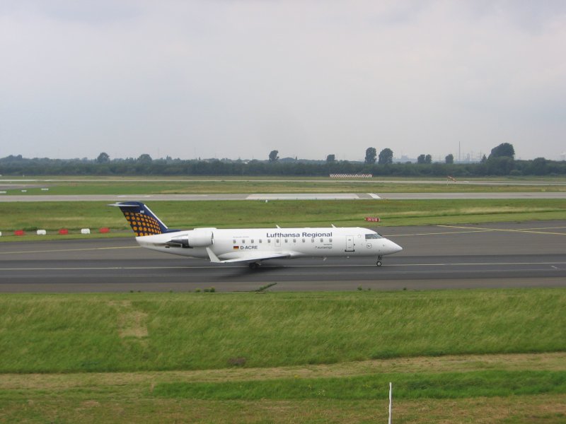 Ein CRJ 200 der Lufthansa Regional rollt am 12.07.2007 zur Startbahn um kurz danach nach Frankfurt zu fliegen.