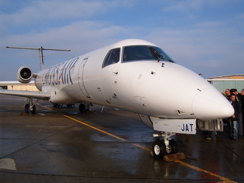 Ein CROSSAIR Embraer ERJ-145 Regional Jet steht in Stuttgart (STR) zum Einsteigen bereit. (Januar 2005)
