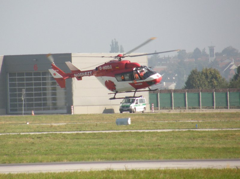 Ein Eurocopter BK-117B-2 (D-HQQQ) der DRF Luftrettung beim Start in Stuttgart am 30.08.2008.