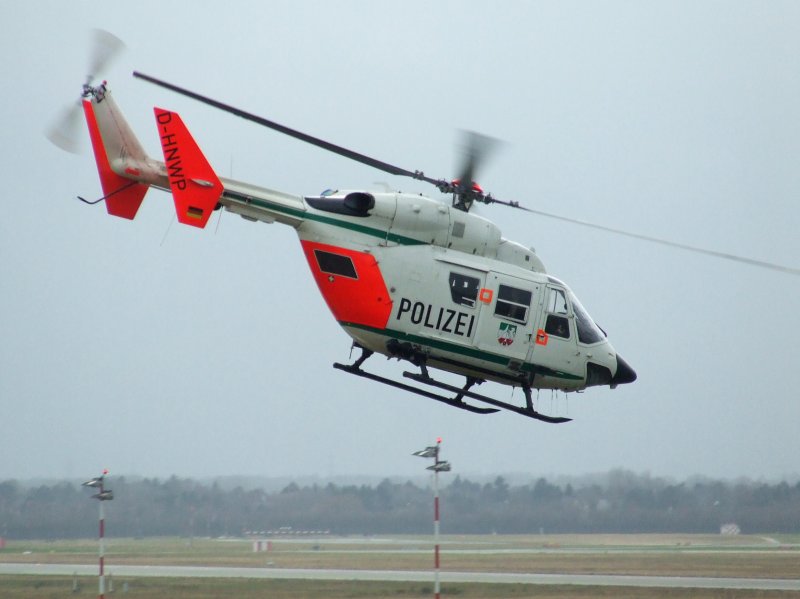 Ein Eurocopter BK-117C-1 der Polizei NRW beim Start am Dsseldorfer Flughafen am 22.12.2008