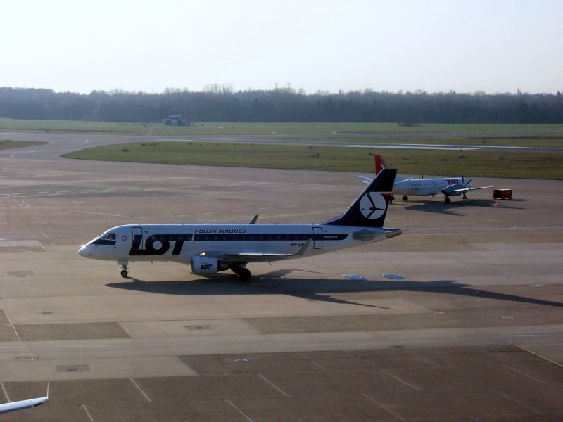 Ein Jet der LOT Polish Airlines im Hintergrund eine Propellermaschine der OLT Ostfriesische Lufttransport aufgenommen in Hamburg am 27.03.07