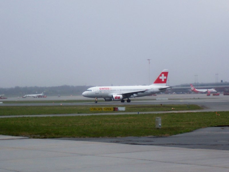 Ein Jet der Swiss auf der Startbahn in Hamburg am 13.04.08