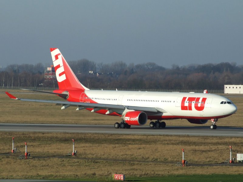 Ein LTU Airbus A 330 nach der Landung in Dsseldorf am 27.12.2008.