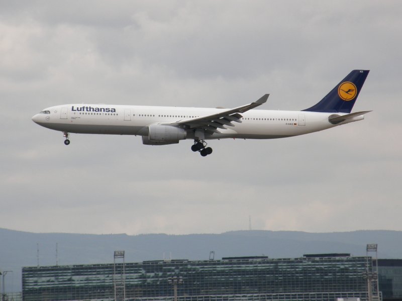 Ein Lufthansa Airbus A 330 bei der Landung in Frankfurt am Main am 16.07.2008.