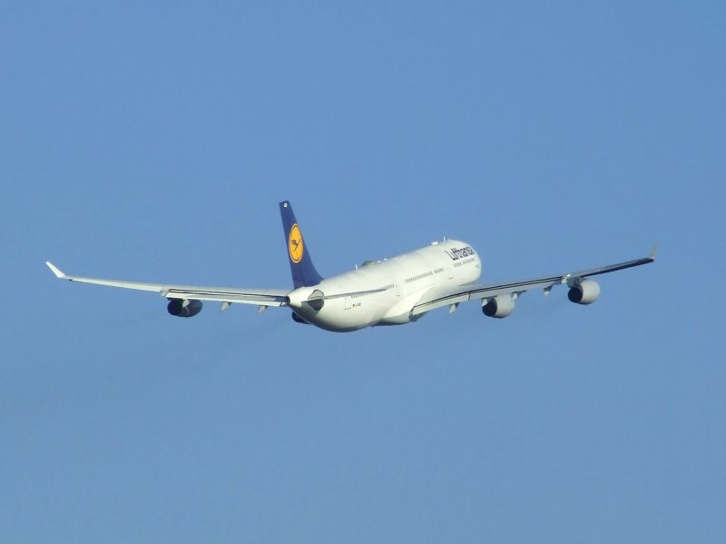 Ein Lufthansa Airbus A 340 schwebt am Morgen des 27.12.2008 seinem Ziel nach dem Start in Dsseldorf entgegen.