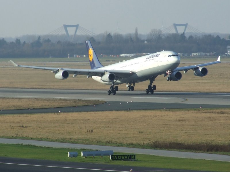 Ein Lufthansa Airbus A 340 hebt am 27.12.2008 in Dsseldorf (DUS) ab.