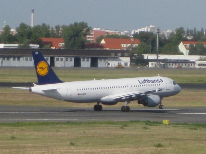 Ein Lufthansa-Airbus A320-200 mit der Kennung D-AIPT und dem Taufnamen  Cottbus  beim Start in Berlin-Tegel