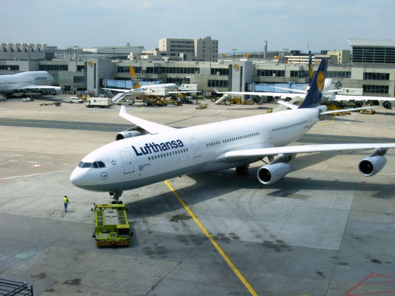 Ein Lufthansa-Airbus A340-300 mit der Zulassung D-AIFC und dem Taufnamen  Gander & Halifax  beim Push-back in Frankfurt am Main