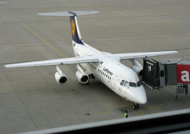 Ein Lufthansa-Cityliner Avro Regional Jet RJ85 zwischen den Flgen von und nach Mnchen in Dresden-Klotzsche; 3.10.2007 
