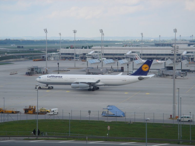 Ein Lufthansa Flugzeug im Mnchner Flughafen. Gemacht am 14.05.06. Leider Hab ich keine Weiteren Informationen ber dieses Bild.