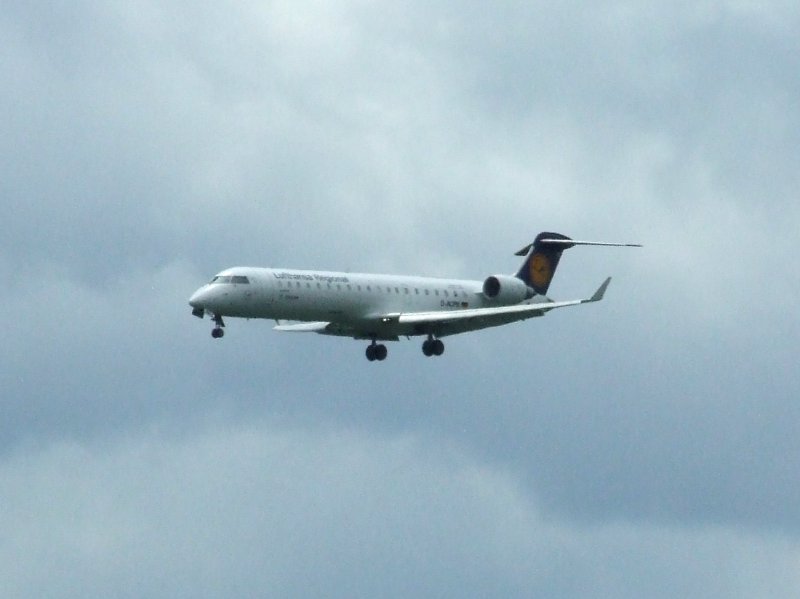 Ein Lufthansa Regional Canadair Jet 700 bei der Landung am Stuttgarter Flughafen. (03.06.2008)