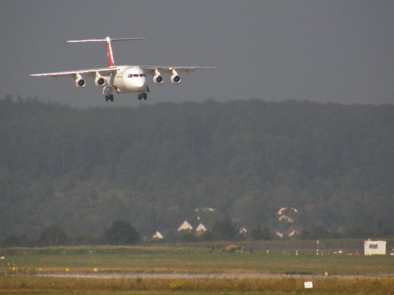 Ein SWISS Avro RJ 100 beim Landeanflug auf Stuttgart am 30.08.2008.