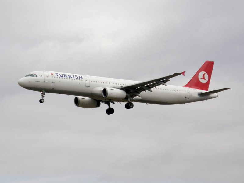 Ein Turkish Airlines A 321 bei der Landung in Frankfurt am Main am 16.07.2008.