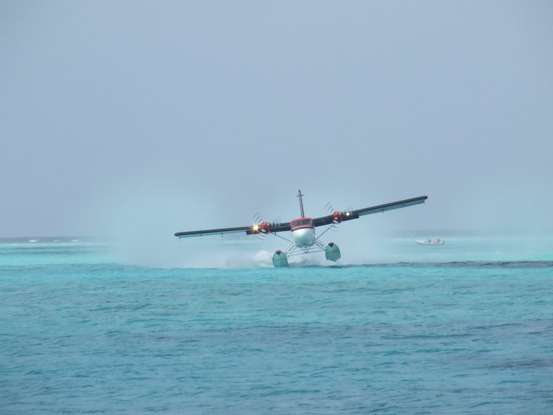 Ein Twin Otter DHC-6 beim start auf dem Indischen Ozean. 12.1.08