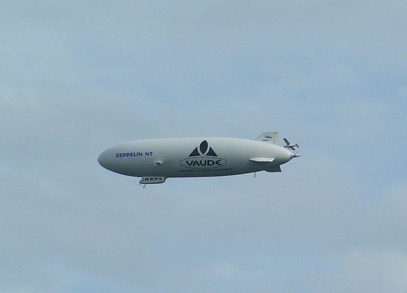 Ein Zeppelin in Begleitung eines kleinen Sportflugzeuges im Bild festgehalten in der Nhe von Bietingen am 16.08.06.