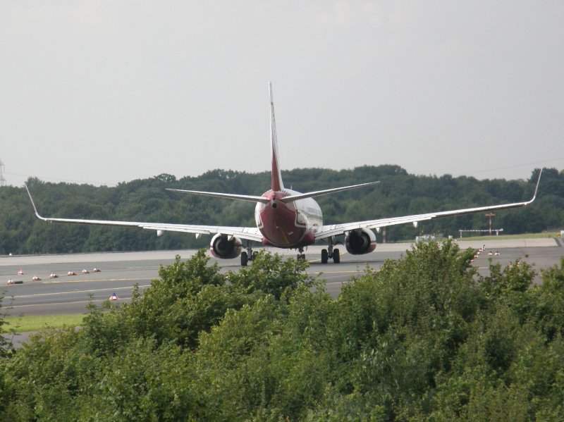 Eine Air Berlin B-737 rollt in Dsseldorf zum Start. (14.07.2008)
