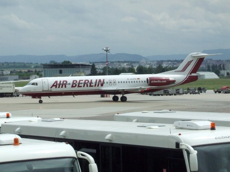 Eine Air Berlin Fokker 100 auf dem Rollfeld des Stuttgarter Flughafens (STR) am 03.06.2008.