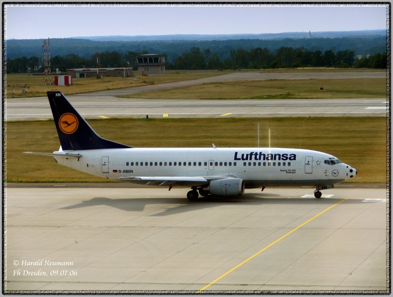 Eine B737-500 der Lufthansa mit Fuballnase, gelandet in Dresden am 09.07.06.