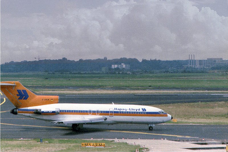 Eine Boeing 727 der Hapag/Lloyd aus Bastia/Korsika, ist gerade in Dsseldorf eingetroffen.
Aufn. 1977