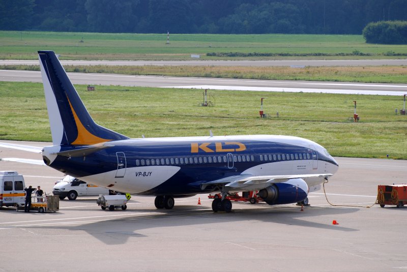 Eine Boeing 737-300 VP-BJY der KD Avia in Hamburg Fuhlsbttel am 03.08.08