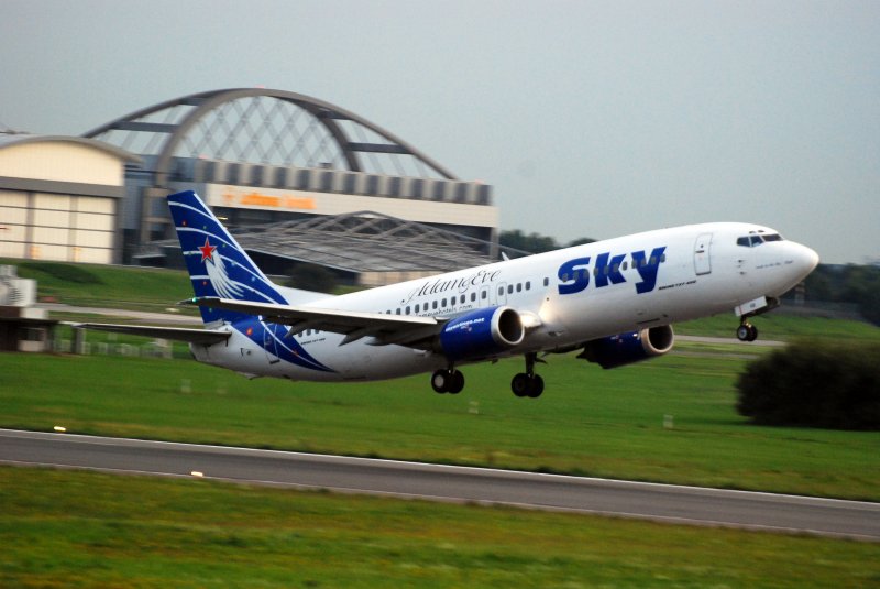Eine Boeing 737-400 der Sky Airlines beim Start in Hamburg Fuhlsbttel am 24.08.08