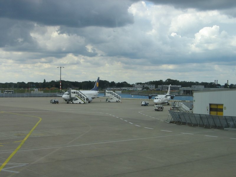 Eine Boeing 737-500 von Lufthansa und eine ATR 42 von EAE stehen am 11.07.2007 in Kln/Bonn.