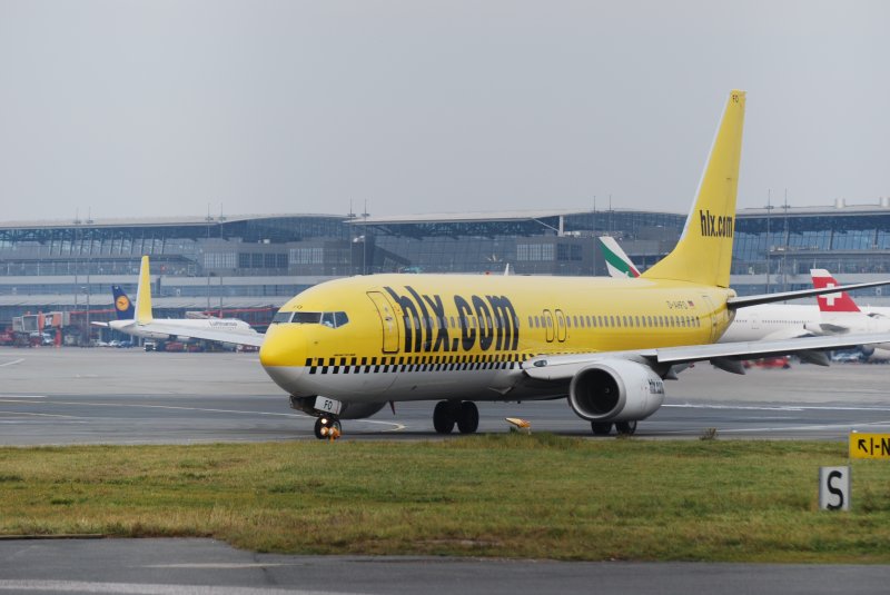 Eine Boeing 737-800 der HLX in Hamburg Fuhlsbttel aufgenommen am 02.11.08 am Cafe Himmelsschreiber.