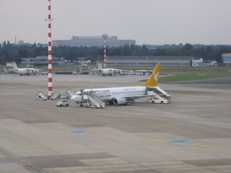 Eine Boeing 737-800 der Pegasus Airlines steht am 12.07.2007 in Dsseldorf auf dem Vorfeld des Terminals B und wird abgefertigt.