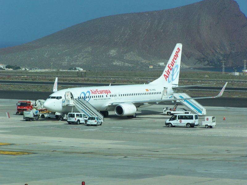 Eine Boeing 737 der Air Europa am 12.06.2009 auf dem Flughafen Tenerife Sur.