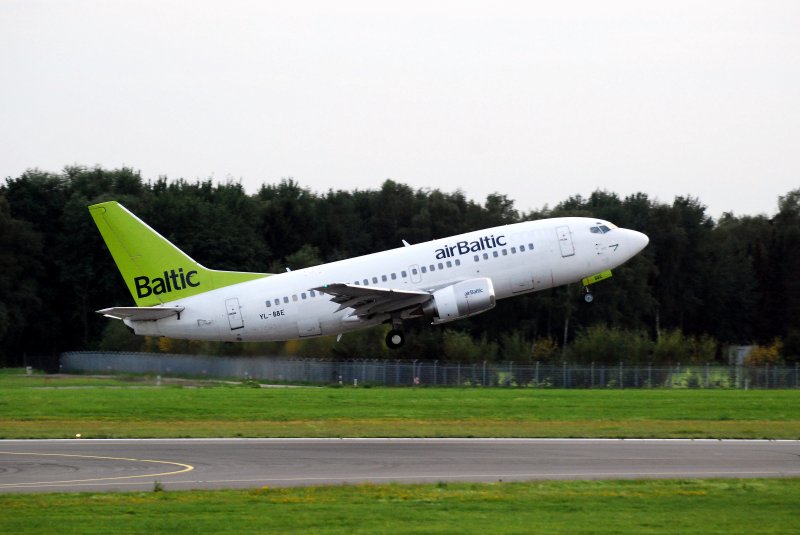 Eine Boeing 737 Kennung YL-BBE der Air Baltic beim Start in Hamburg Fuhlsbttel am 24.08.08
