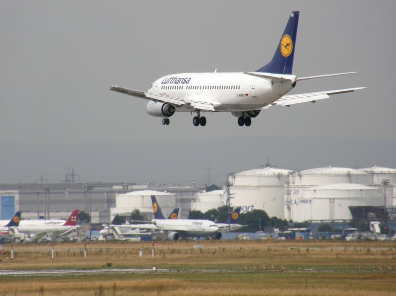 Eine Boeing 737 der Lufthansa kurz vor dem Aufsetzen in Frankfurt am Main am 07.08.2008.