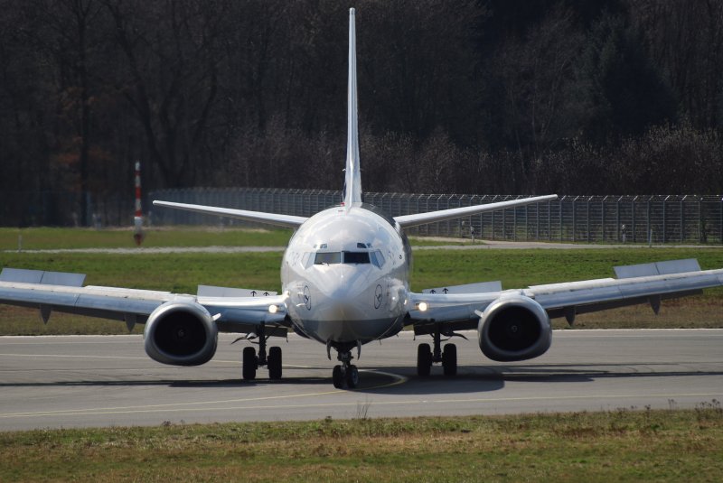 Eine Boeing 737 nach der Landung in Hamburg Fuhlsbttel am 30.03.09