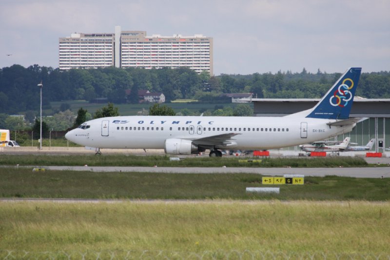 Eine Boeing 737 der OLYMPIC AIRLINES mit der Kennung SX-SKM aufgenommen am 30.05.09 am Flughafen Stuttgart.