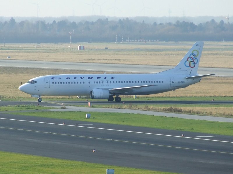 Eine Boeing 737 der Olympic nach der Landung in Dsseldorf am 27.12.2008.